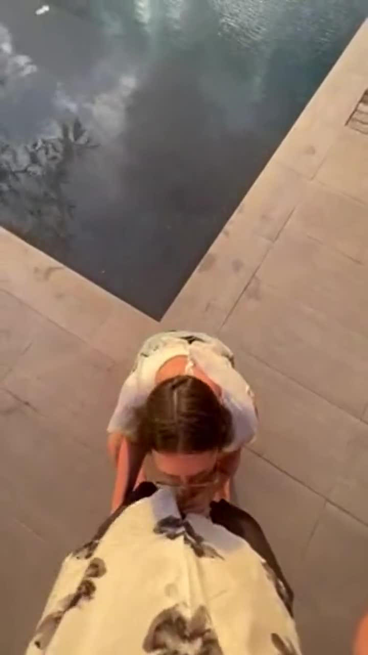 Quick blow job at the resort pool - free porn video