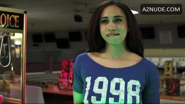 Rorie Moon In Evil Bong - free porn video