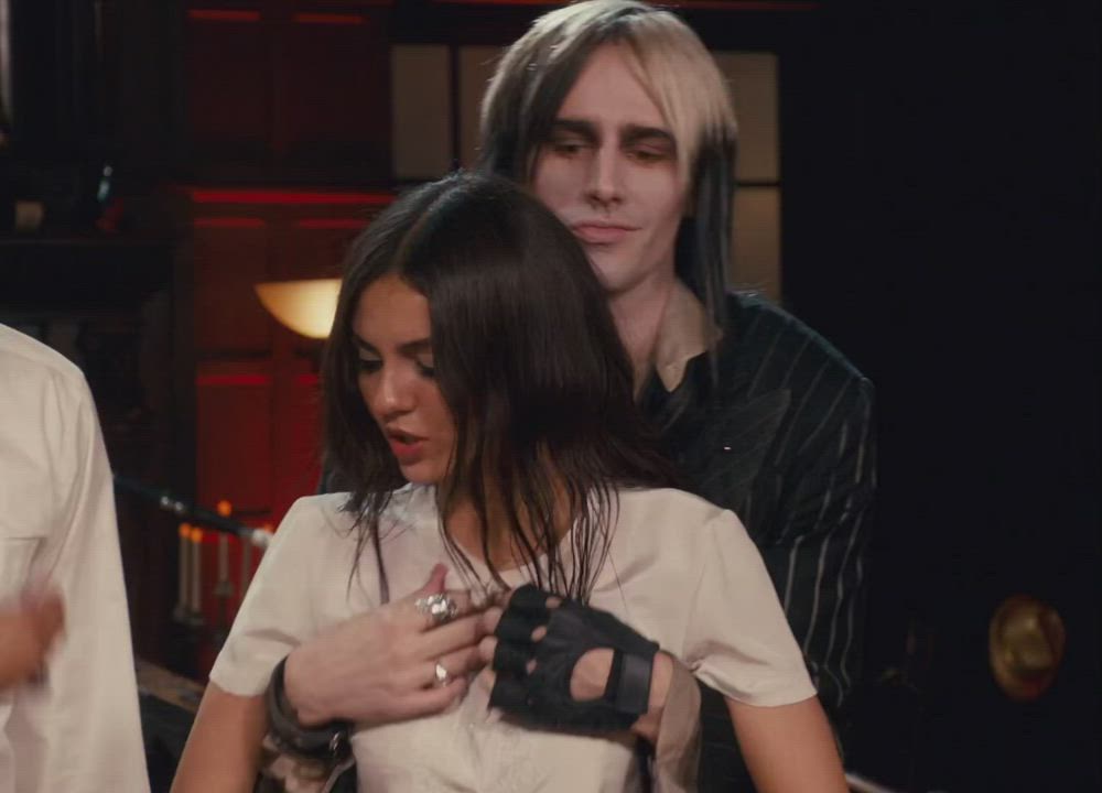 Victoria Justice boobs giggle - free porn video