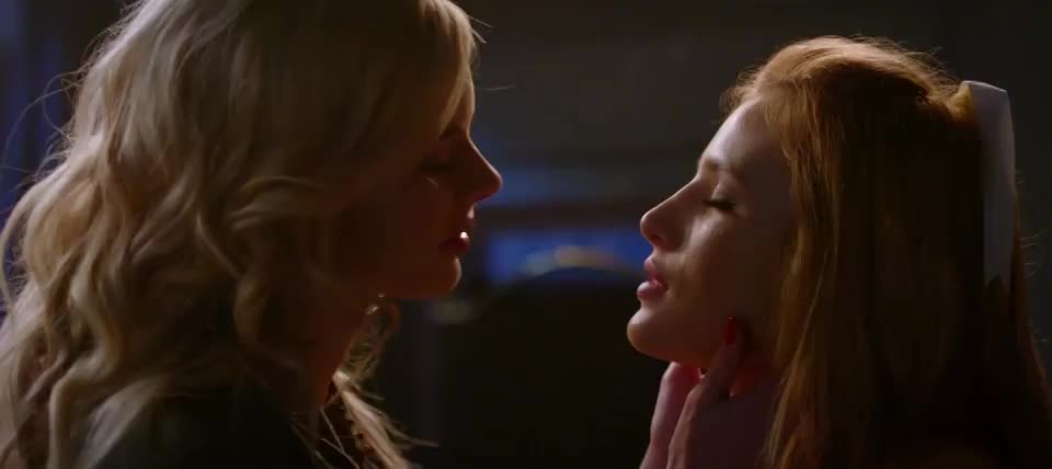 Samara Weaving & Bella Thorne - free porn video