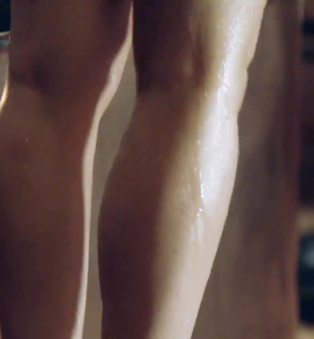 Emilia Clarke’s hot bod - free porn video