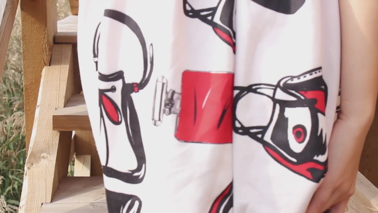 A Glimpse Of Pussy Close-by And Stranger In The Distance - free porn video