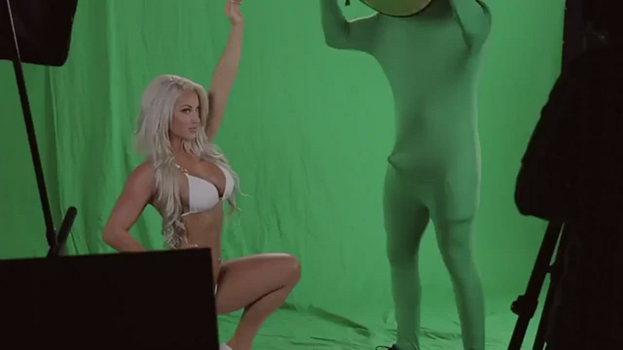 He had a hard time trying to be professional here. - free porn video