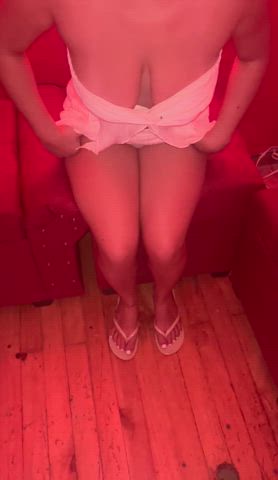 Got dared to take off my thong in the bar - free porn video