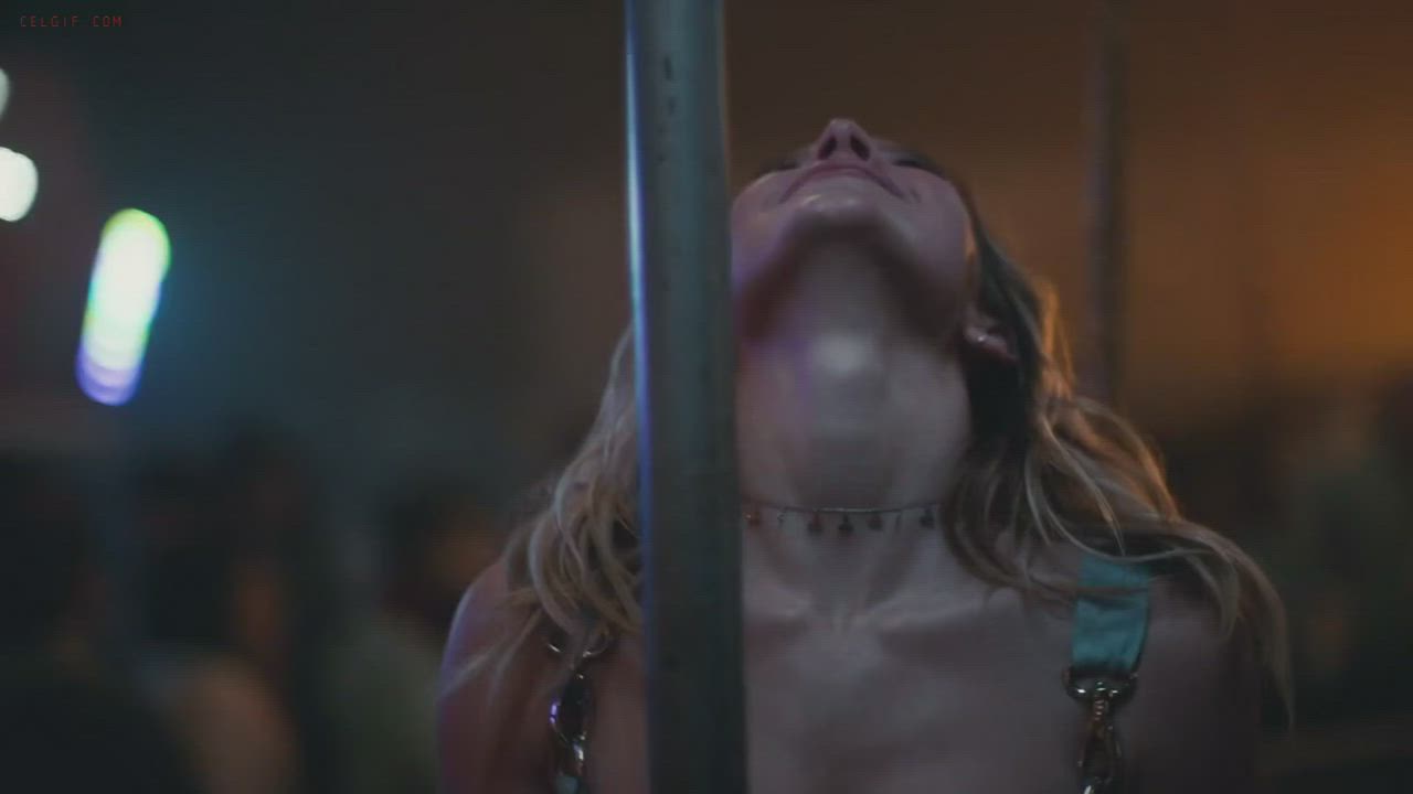 Sydney Sweeney orgasming in public - free porn video