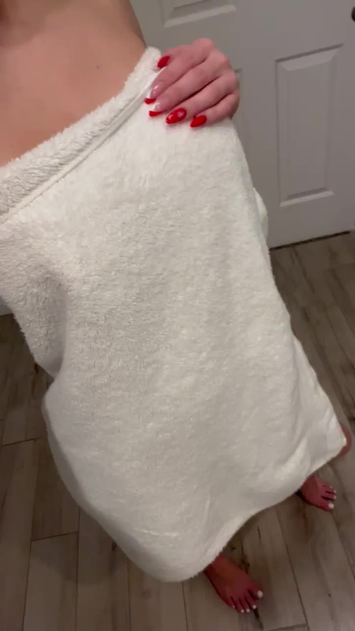 I think my towel looks better on the floor 😌 - free porn video
