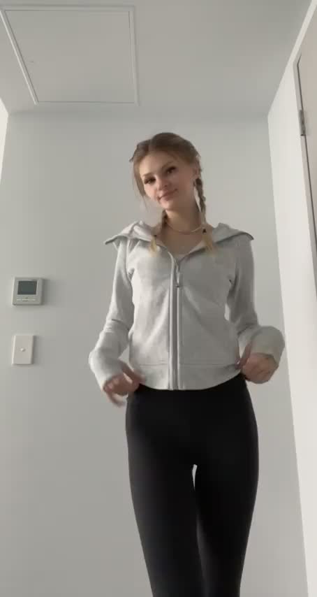 Stripping off before class for you like the 19 y.o attention slut I am 🤭 - free porn video