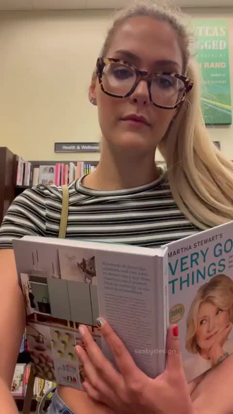 There are two very good things hiding behind this book 😏 [GIF] - free porn video