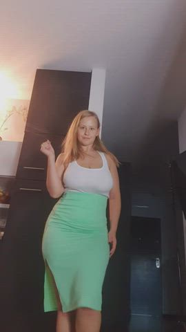 See. I have such a big, wide juicy ass. And such a tiny and tight asshole. - free porn video