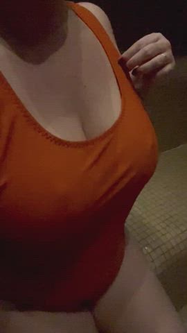 It’s getting hot in the sauna 🥵😏 - free porn video