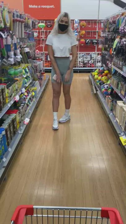 A bit of public flashing to help you through your hump day 💋 - free porn video