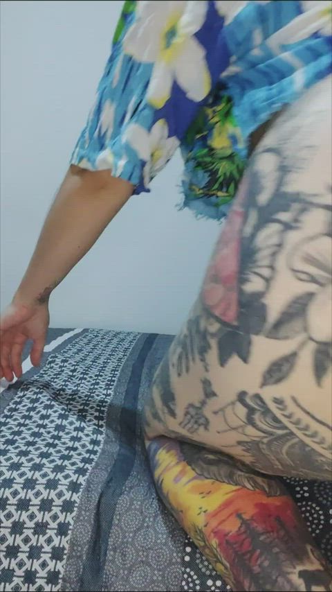 Mommy's natural ass would love to sit in your face - free porn video