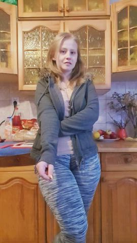 W przerwie podczas sprzątania kuchni. Kisses - free porn video