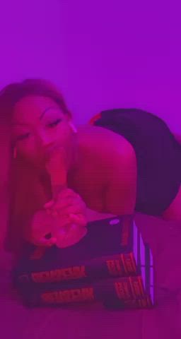 Ass shaking & Dildo sucking - free porn video