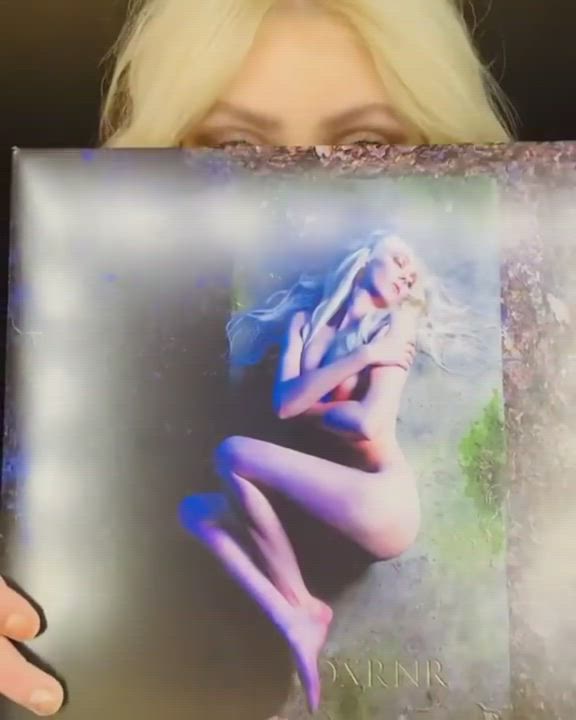 Taylor Momsen showing off her own topless photo - free porn video