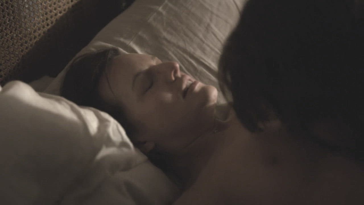 Elisabeth Moss nude in Top of the Lake [W' Extreme Slow-Motion] - free porn video