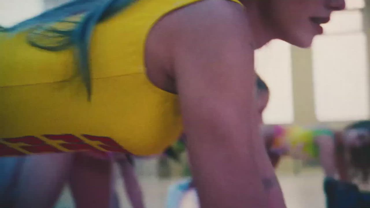 Dua Lipa gives you a hard handjob - free porn video
