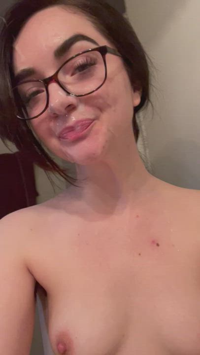 The way I love taking selfies when I’m covered in cum - free porn video
