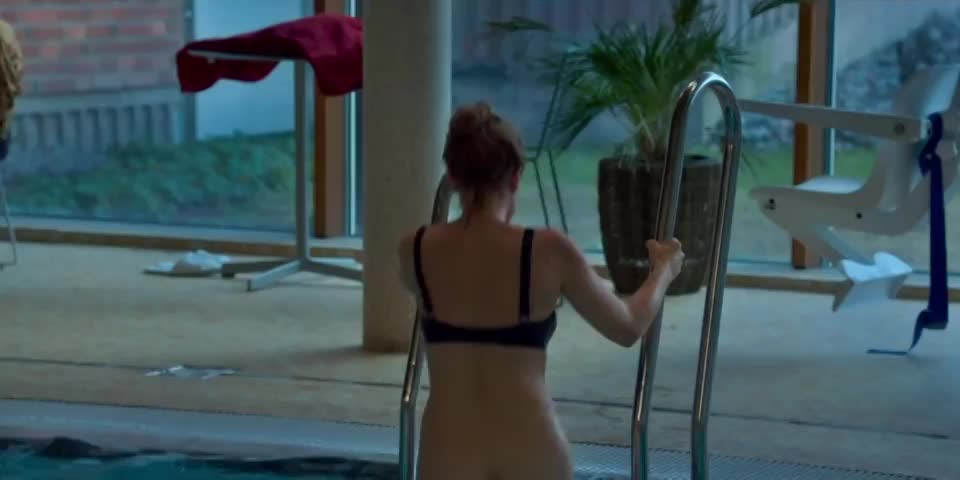 Ida Engvoll in Love & Anarchy AKA Kärlek & Anarki (TV Series 2020– ) [S01E05/06] - free porn video