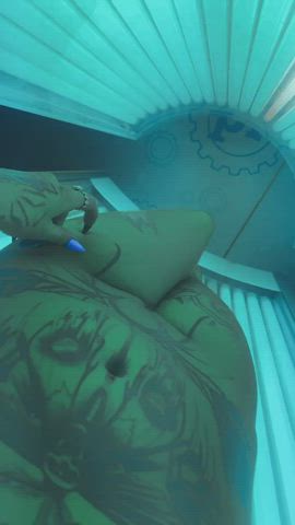 Ever wonder what we ACTUALLY do in tanning bed rooms? ;) [gif] - free porn video
