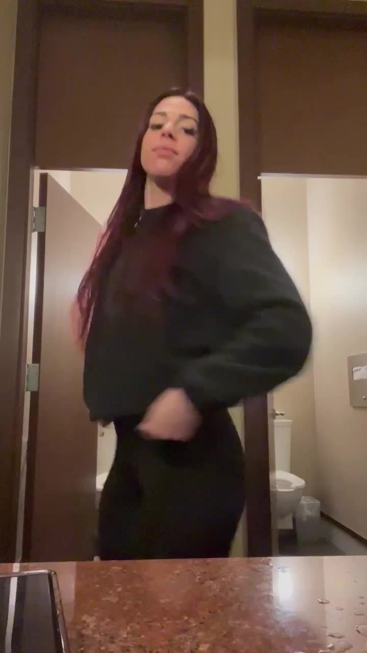 Casino bathrooms are the riskiest [GIF] - free porn video