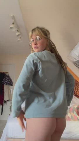 I love to walk around naked - free porn video