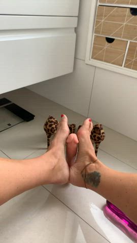 I LOVE to play around with me feet, feels so good - free porn video