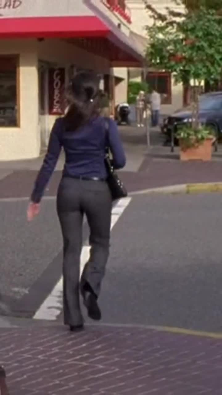 Milena Govich walking away (Psych S3E12) - free porn video