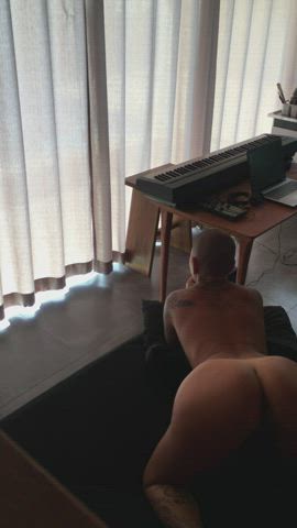 I like to play when I'm naked so tell who likes it 😈 - free porn video