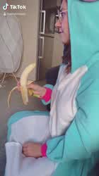 She Loves Eating That Banana - free porn video