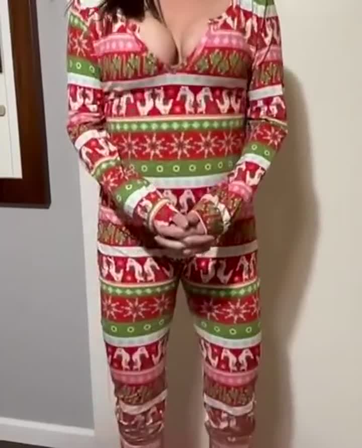 Christmas may be over, but these boobs bouncing aren’t - free porn video