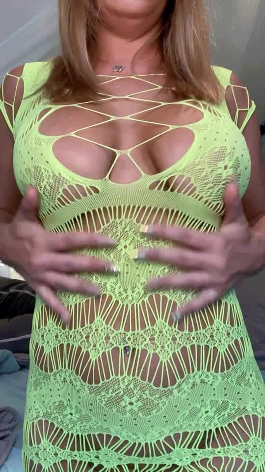 MILF alert! This hot mama is sure to give you all kinds of naughty thoughts - free porn video