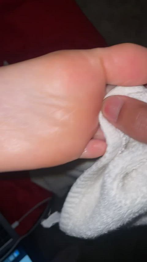 Feet cleaned after Footjob - free porn video
