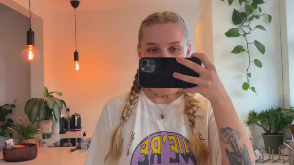 Im getting way better at fucking girthier toys now - free porn video