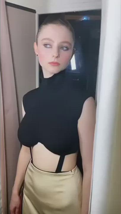 Stacked 21 year old Thomasin McKenzie - free porn video