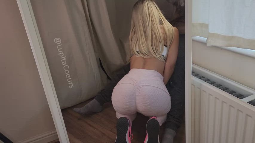 Mouth is busy but everything else is up for grabs - free porn video