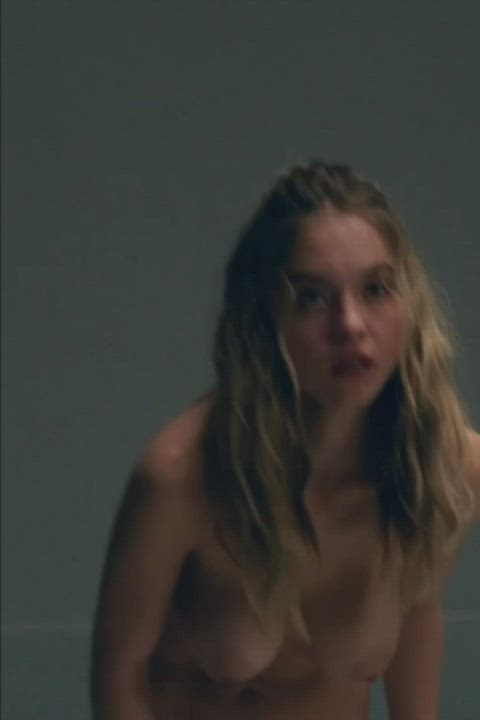 Sydney Sweeney's Sweet Jiggles - free porn video