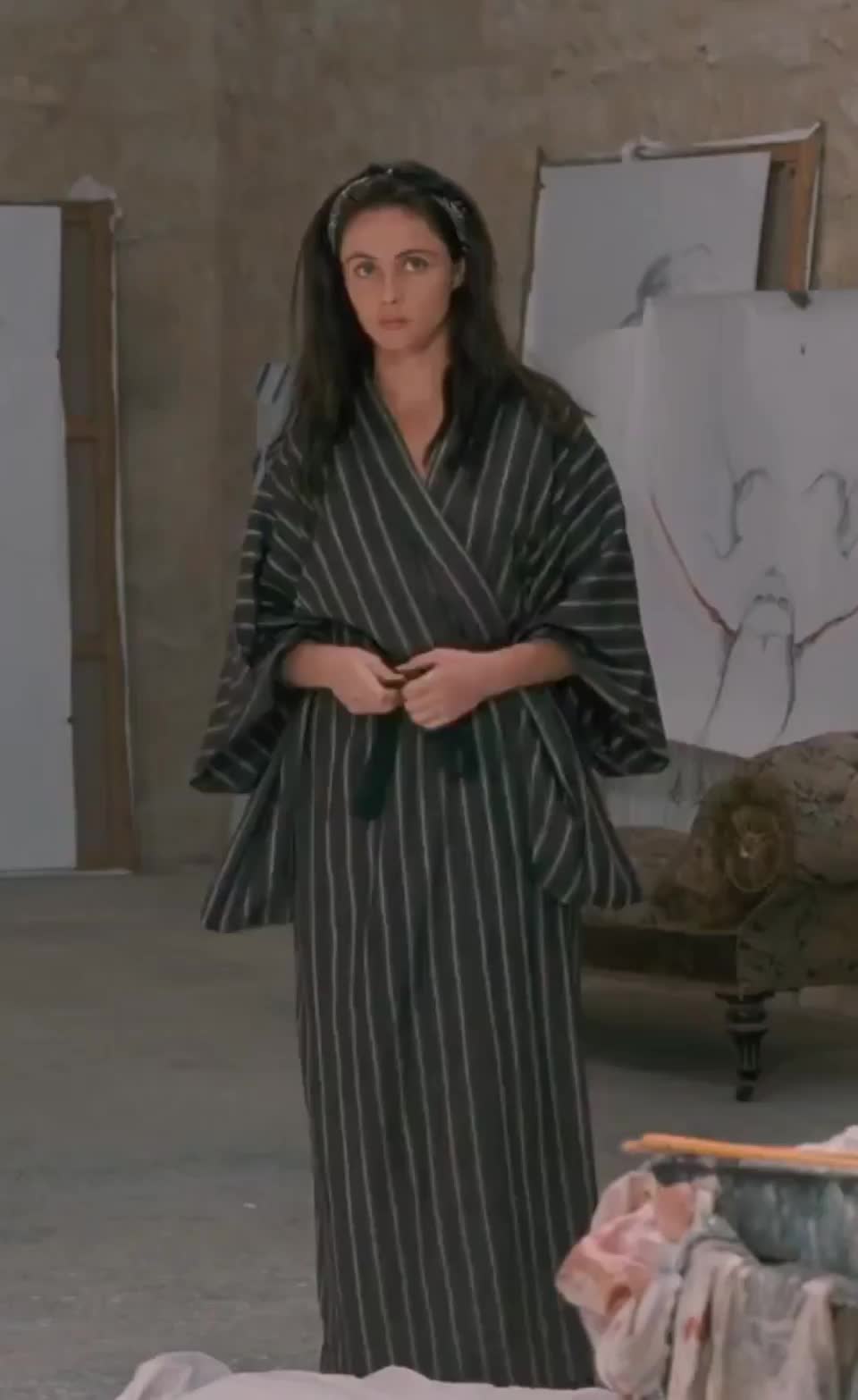 Emmanuelle Beart Hairy Pussy in La Belle Noiseuse (1991) - free porn video
