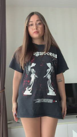 Just showing off what’s under that t-shirt - free porn video