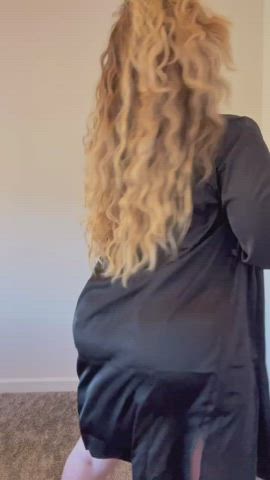 Do you like my mom bod from behind? - free porn video