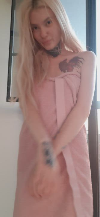 The good boy will take off the towel himself. You're good boy? - free porn video