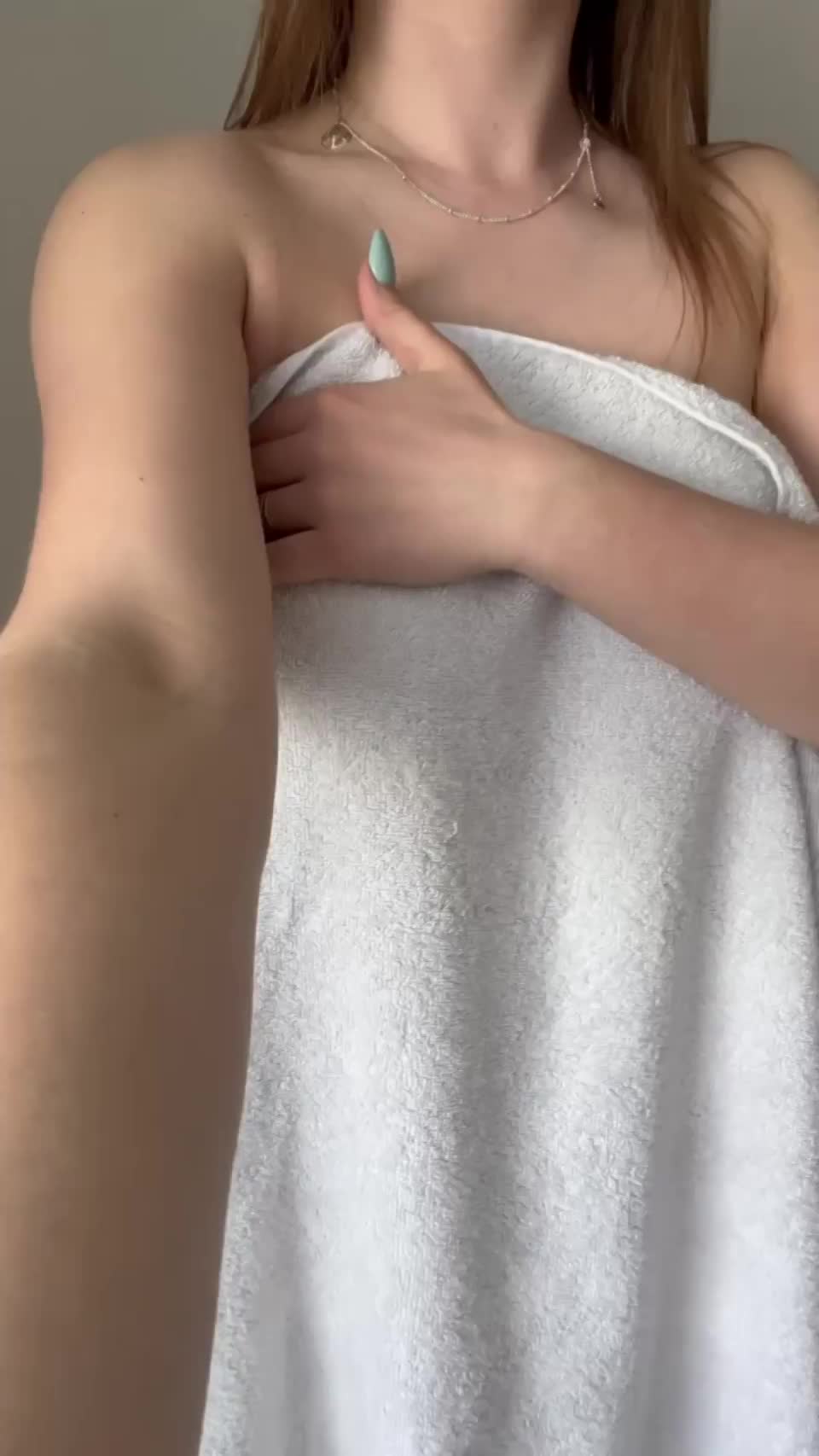 I just got out of the bath and I have something to please you - free porn video
