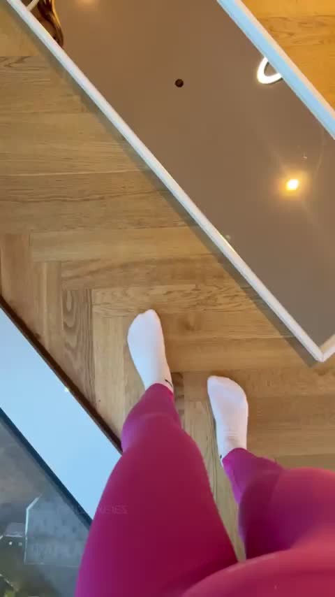 Me and my friend wanna know which one of us has a better pussy? 😛 - free porn video