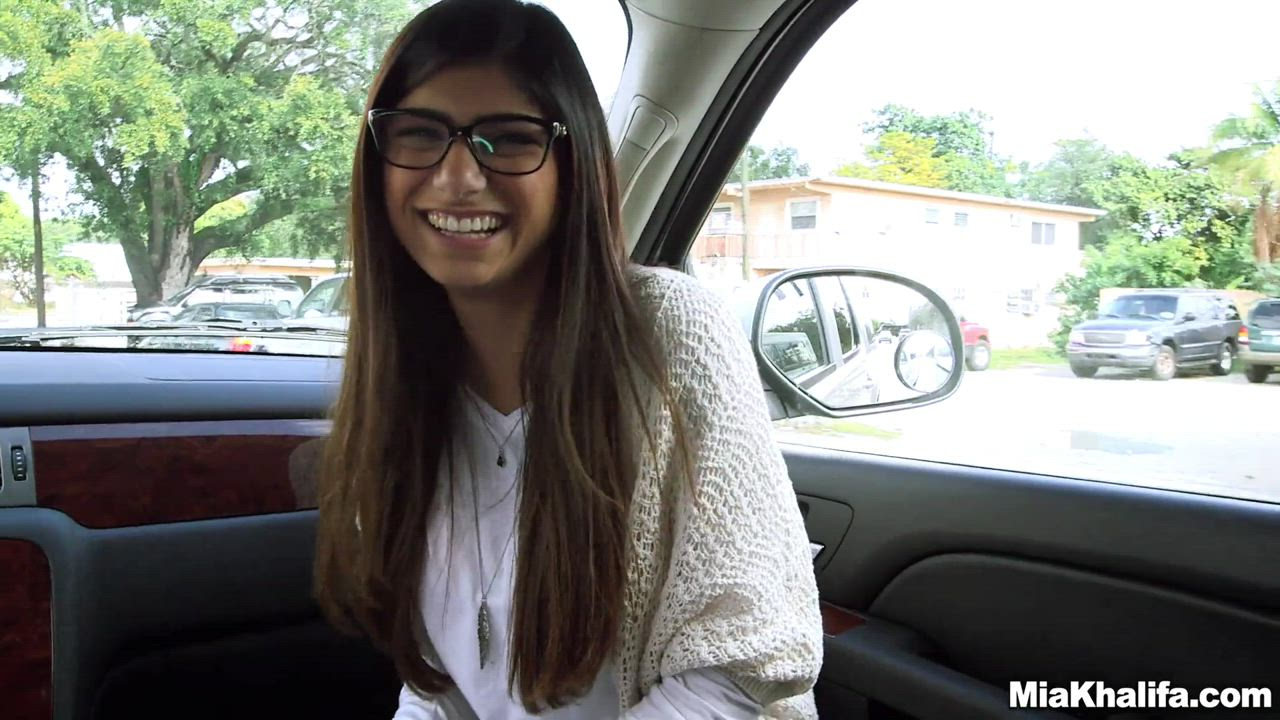 Mia Khalifa - Mia Khalifa Tries A Big Black Dick - free porn video