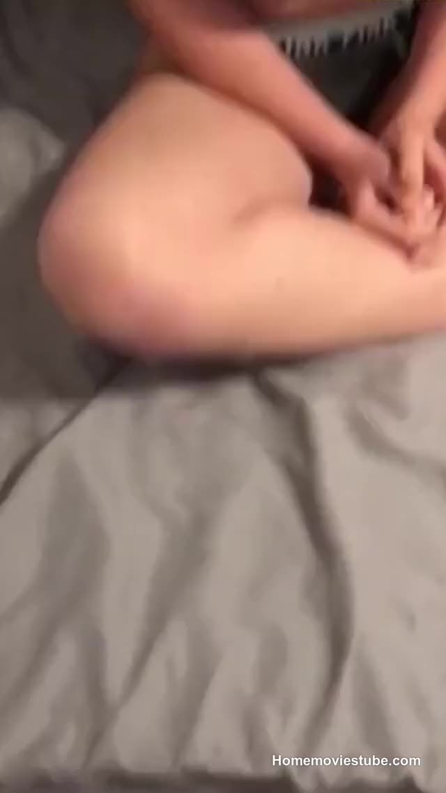 SHY TEEN COVERING HER MOUTH WHEN SHE CUMS - free porn video