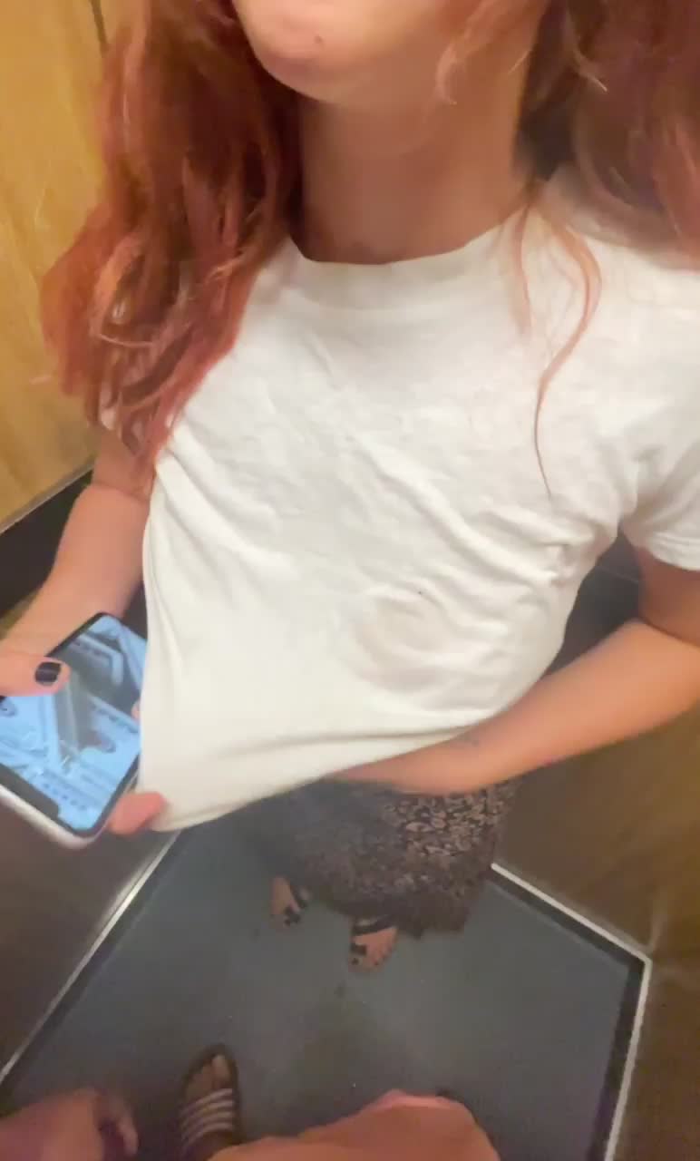 I gave my neighbor a gif before the elevator opens - free porn video