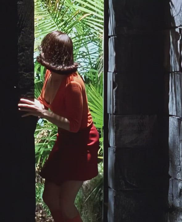 While the rest of the gang is off solving the mystery I'd be getting jinky with Velma! [Linda Cardellini] - free porn video