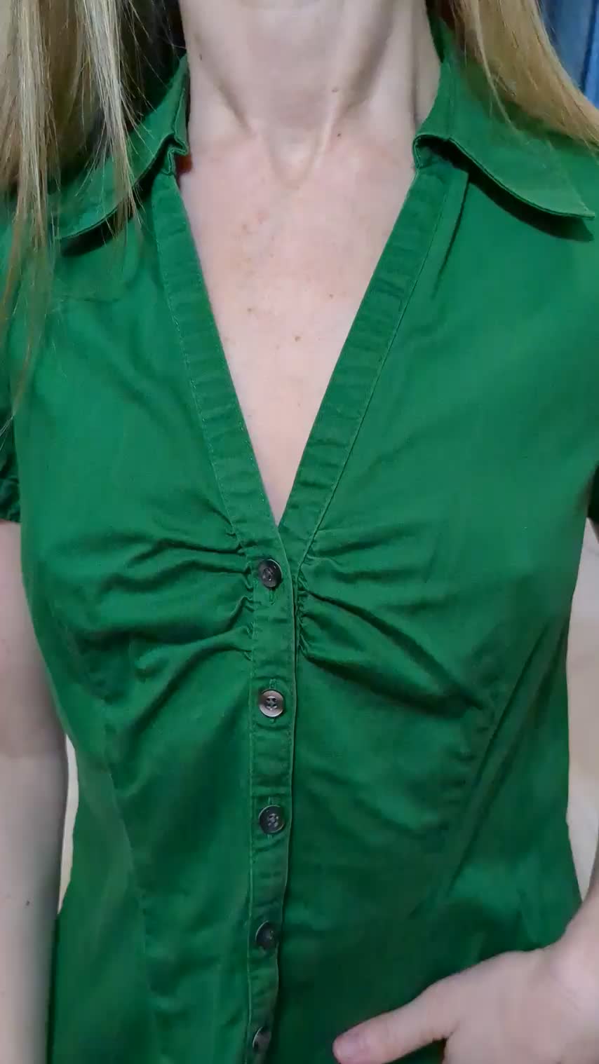 A treat for Reddit after looking rather professional and mom-like at the office all day - free porn video