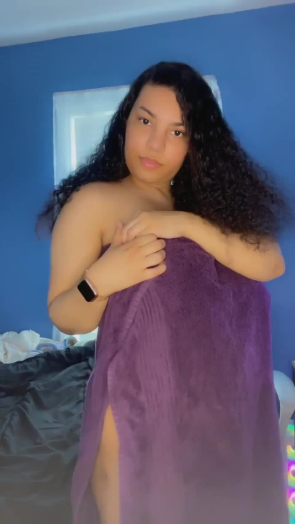 Quick little wiggle before shower - free porn video