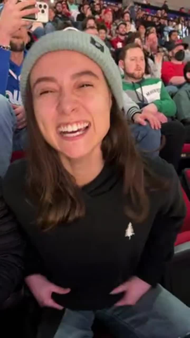 Flashing the whole stadium [GIF] - free porn video